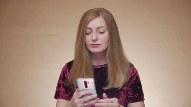 A jovem mulher olha para Smartphone — Vídeo de Stock