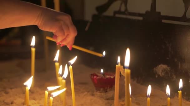 Donna con candela nel tempio — Video Stock