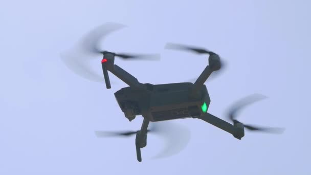 Drohne am Himmel Nahaufnahme — Stockvideo