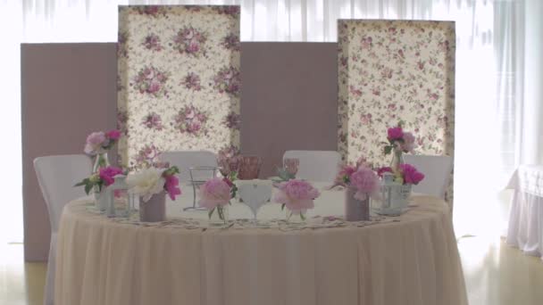 Mesa de boda con florística — Vídeo de stock