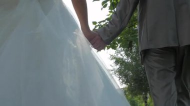 Yeni evliler el ele tutuşur