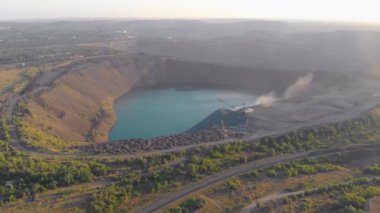 Taş ocağı kazıcısı ve demiryolu