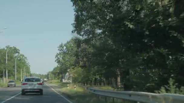 Coche en la autopista de los suburbios — Vídeos de Stock