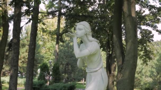 Статуя девушки — стоковое видео