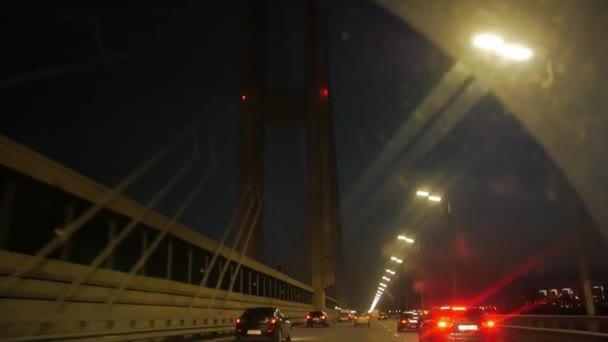 Carros na estrada da ponte da noite — Vídeo de Stock