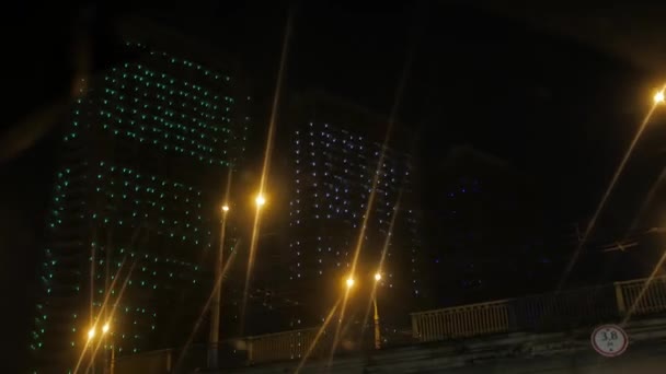 Цветная ночная подсветка зданий — стоковое видео