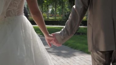 Yeni evliler el ele yürür