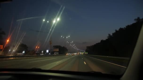 Вечерняя автомагистраль — стоковое видео
