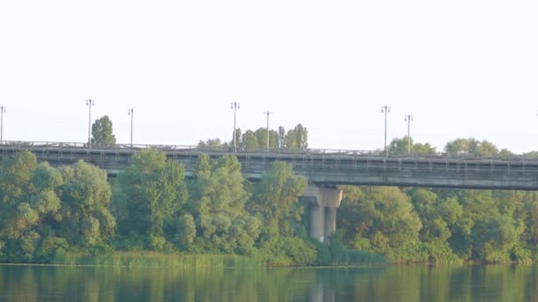 Most miejski nad rzeką — Wideo stockowe