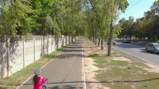 Klein meisje op de fiets straat — Stockvideo