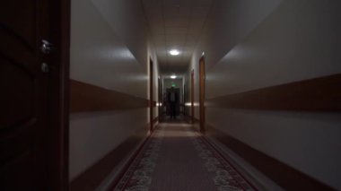 Tanınmayan Adam Duruyor