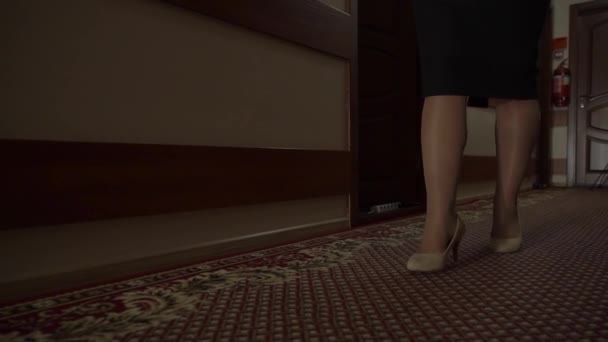 Piernas de mujer camina en el corredor — Vídeo de stock
