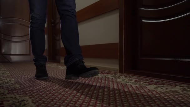 Man Legs Walks In The Corridor — Stock video