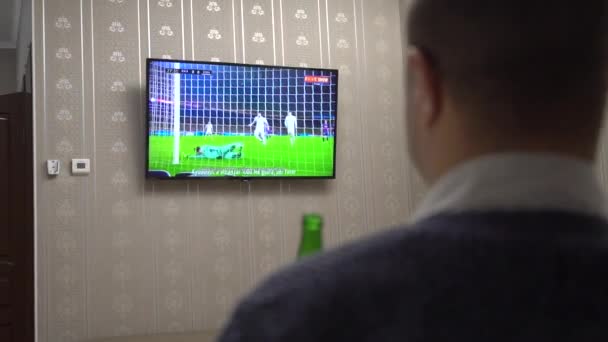 Muž sledující fotbal — Stock video