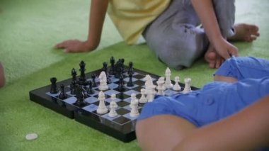 Çocuklar Satranç Oynar