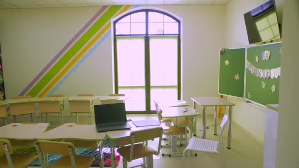 Порожній шкільний клас на карантині — стокове відео