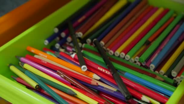 Lápis coloridos em uma caixa — Vídeo de Stock