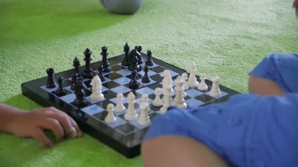 Les enfants jouent aux échecs — Video
