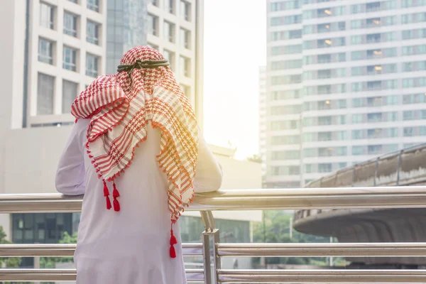 阿拉伯商人想法或企业家在城市看 — 图库照片