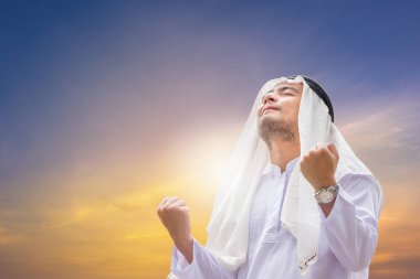 Başarı ve mutluluk kavramı, portre, gülümseyen Arap Ortadoğu smartphone, gündoğumu arka plan, Şehir Manzaralı Çift pozlama fotoğraf kullanarak iş adamı.