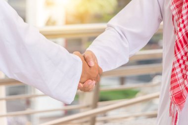 Arap Ortadoğu iş adamı karşılıklı dış ofis, başarı ve mutluluk takım kavramı.