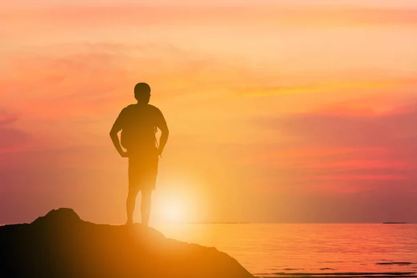 Силуэт Человека Стоящего Каменном Закате Восходе Солнца Небо Пляжном Фоне — стоковое фото