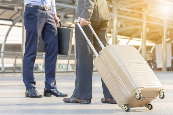 街背景で荷物を持つビジネスマン旅行者 — ストック写真