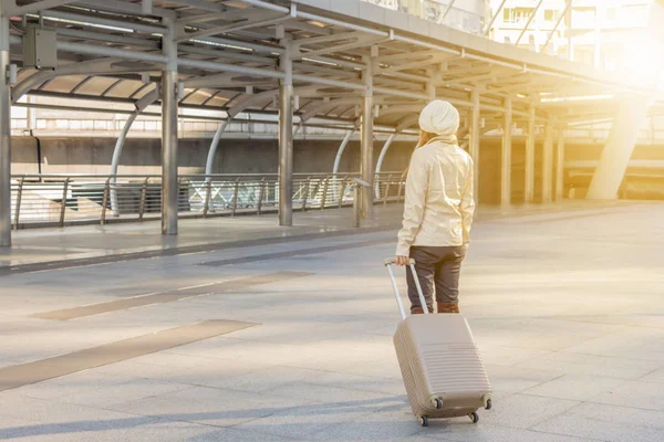 Affärskvinna resenären med bagage på staden bakgrund — Stockfoto