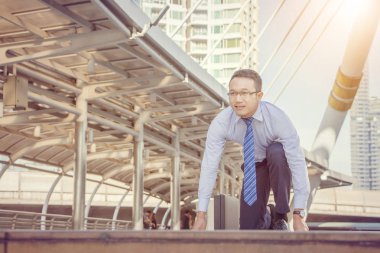 İş adamı başlangıç pozisyonu runner şehir arka planda başlatmak için başarı kavramı.