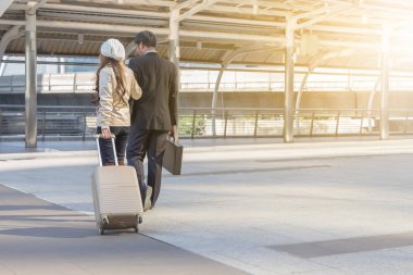 İş adamı ve iş kadını seyahat şehir arka plan, iş insanlar banliyö yürüme şehir hayat kavramı, bagajlı.