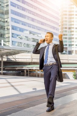 Başarı ve mutluluk kavramı, işletme mühendisi adam kutlama şehir ofis dışında.