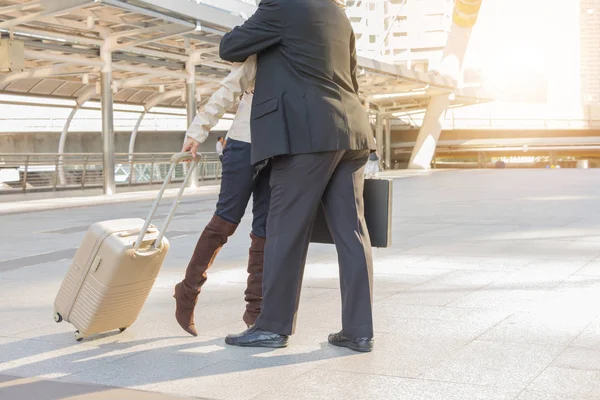 Affärsmannen Och Affärskvinna Resenären Med Bagage Staden Bakgrund Människor Commuter — Stockfoto