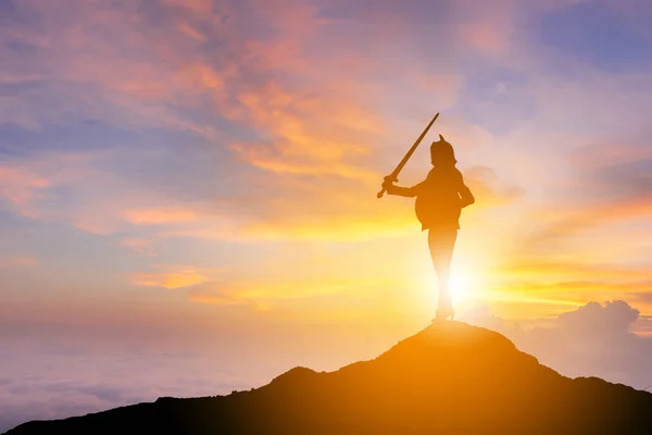 Kadını Knight Sword Kalkan Günbatımı Arka Planda Savaşçı Kavramı Mücadele — Stok fotoğraf