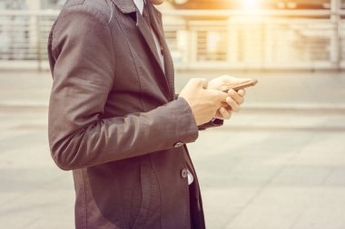 Cep telefonunun bulanık geçmişini kullanan genç iş adamını kapat