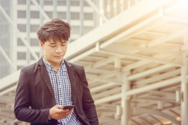 Cep telefonunun bulanık geçmişini kullanan genç iş adamını kapat.