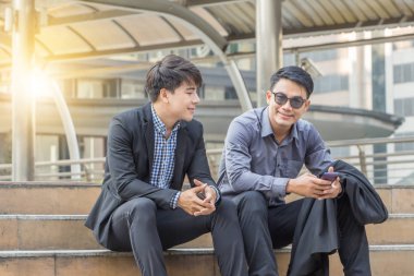 İş-takım smartphone ile şehir arka çalışma, başarı iş ortakları toplantısında, çalışma akıllı yaşam kavramı. 