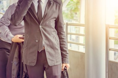 Cep telefonunun bulanık geçmişini kullanan genç iş adamını kapat.