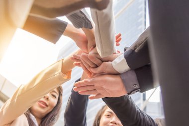 Başarı Takım Çalışması Konsepti, İş Adamları Ekibi ofis geçmişi dışında el ele tutuşuyor