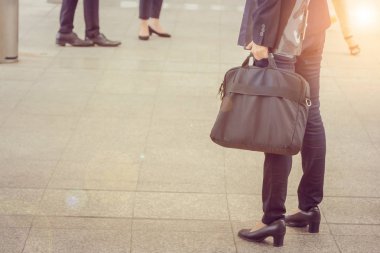 Grup ayakta ve çalışıyor, tartışma toplantı iş kadın takım iş büyüme kavramı.