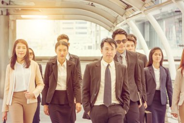 Grup mutlu genç iş takım, açık ofis birlikte yürüyüş iş adamları, başarı ekip çalışması kavramı.