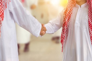 Bulanık akıllı iş insanlar arka plan, başarı ve mutluluk takım kavramı üzerinden Arap Ortadoğu iş adam el sıkışma