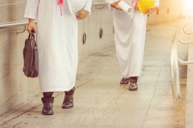 Ortak sokakta yürüyen Arap iş mühendis ve mimar adam