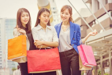 Mutlu alışveriş üç güzel genç kadın arkadaş grubu torbaları sokakta. Beyaz kadın şehirde satın alma grubu.