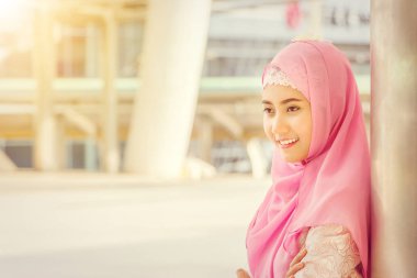 Mutlu genç Arap Orta Doğu kadının şehir bulanık arka planda yakın çekim.