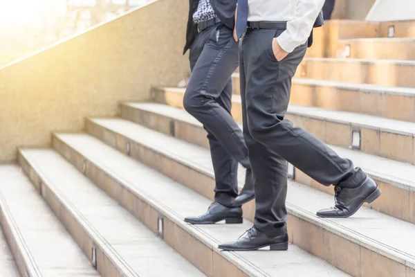 Unternehmerteam Geht Treppe Zum Büro Hinunter — Stockfoto