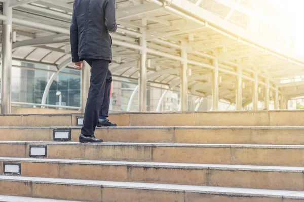 Homem Negócios Com Smartphone Subindo Escadas Para Escritório — Fotografia de Stock