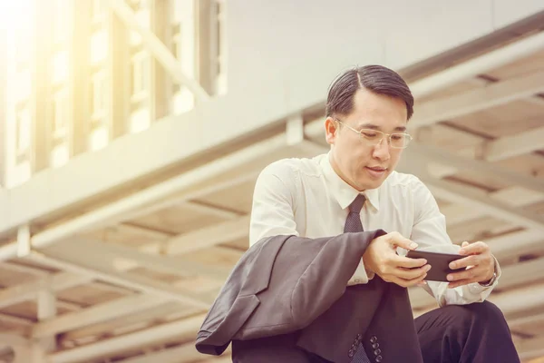 Close Jovem Homem Negócios Sentado Verificando Trabalho Smartphone Móvel Fora — Fotografia de Stock