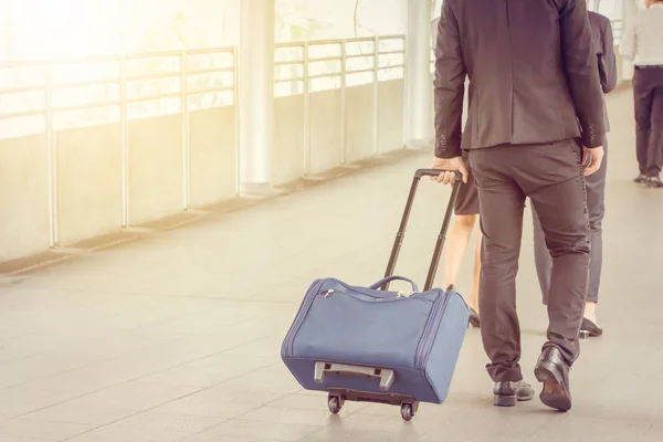 Affärsmannen Och Affärskvinna Resenären Med Bagage Staden Bakgrund Människor Commuter — Stockfoto