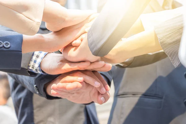 Framgång Teamwork Koncept Affärsmän Att Hand Stad Bakgrund — Stockfoto