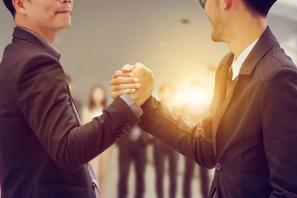 Geschäftsmann Handschlag Über Verschwommene Geschäftsleute Teamwork Hintergrund Erfolgreiches Partnerschaftskonzept — Stockfoto